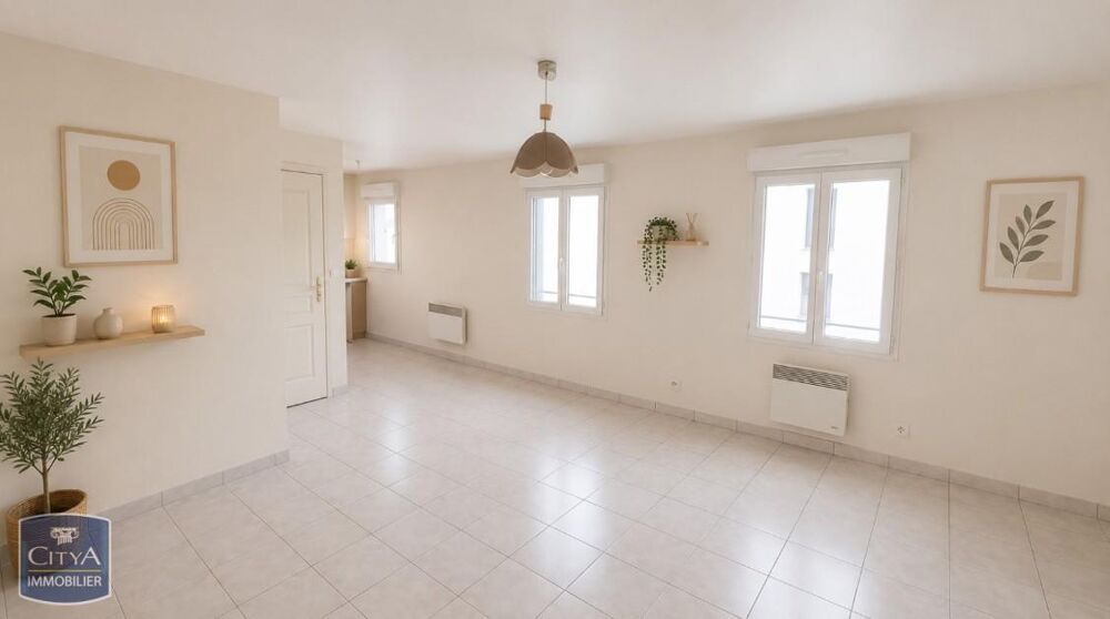 À LOUER : Appartement T1 à Chinon, situé au coeur de la c....