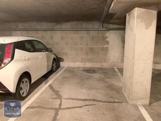  Parking / Garage à louer 