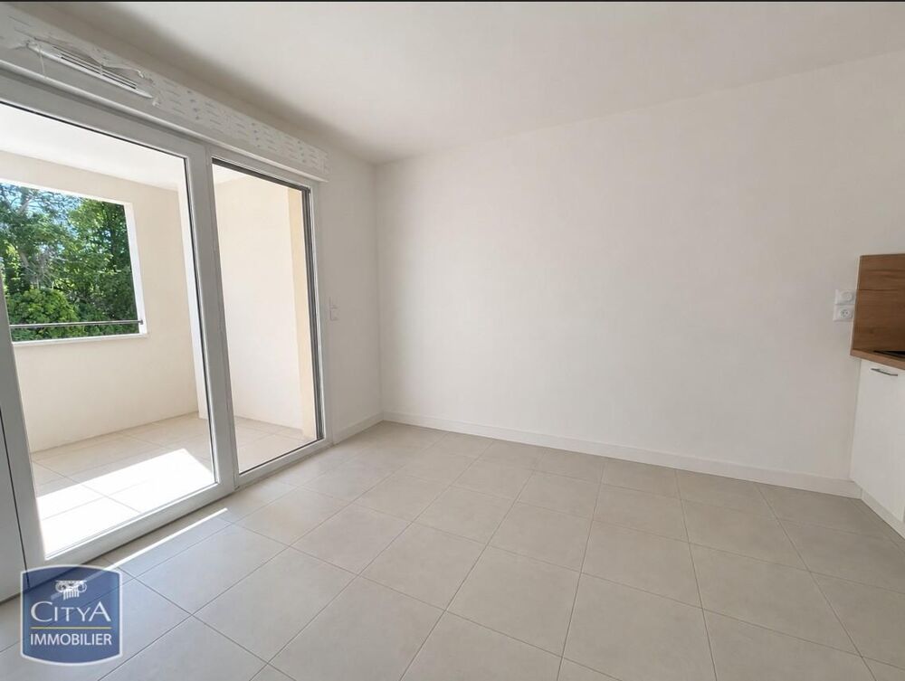 À LOUER : Découvrez ce joli studio T1 avec balcon et pla....