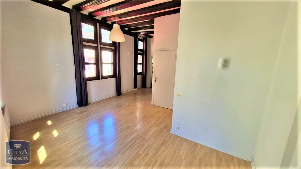 À LOUER : Appartement T1 situé à Chinon, dans le départe....