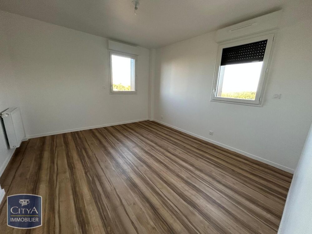 Appartement T3 au 7ème étage avec loggia : cellier, entr....