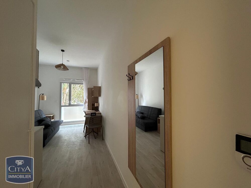 À louer, agréable studio situé au rez-de-chaussée de la ....