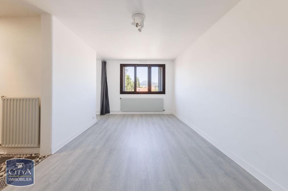 À LOUER Appartement T2 situé au dernier étage d'un immeu....