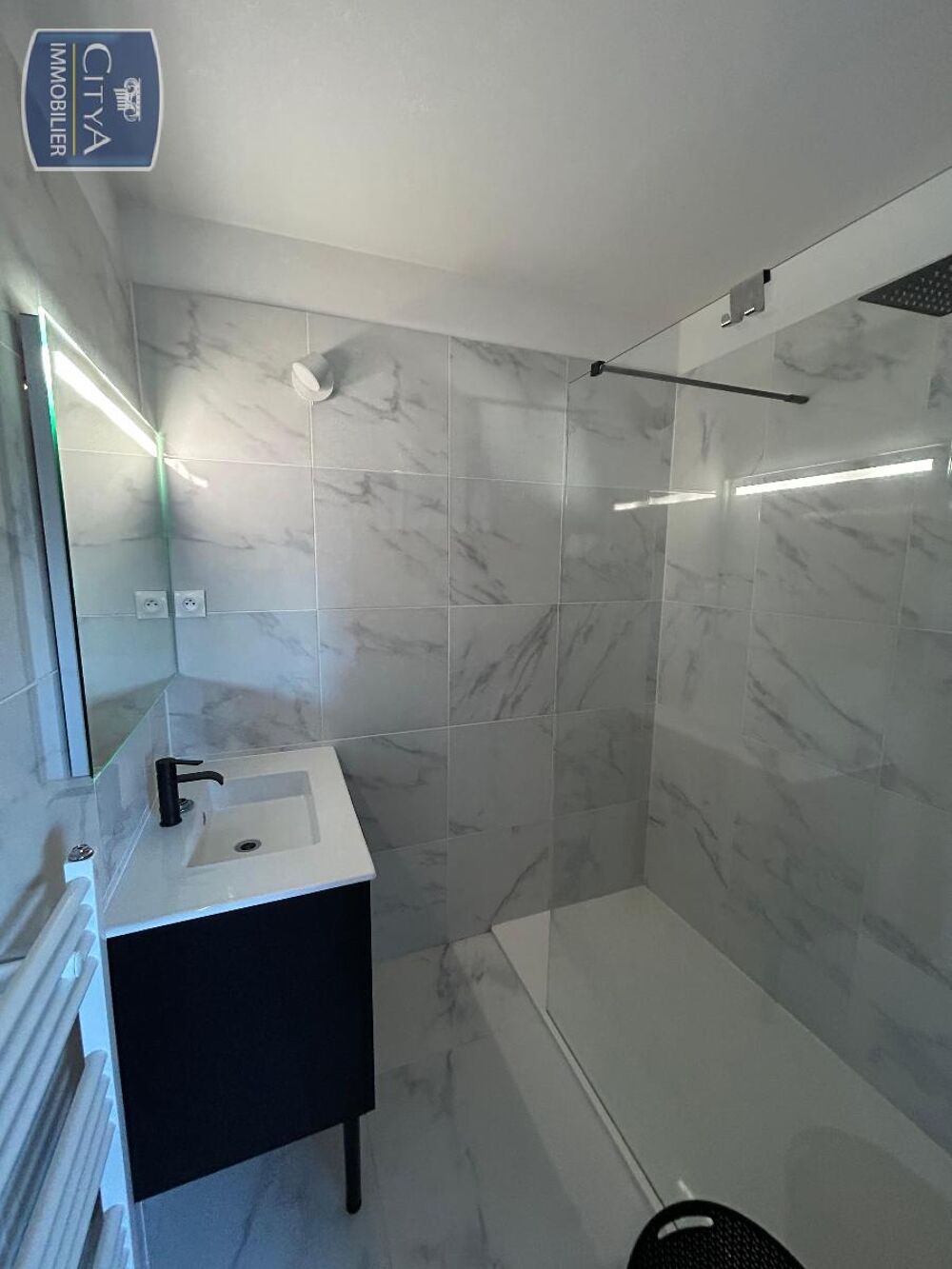 À LOUER : Appartement rénové dans une petite copropriété....