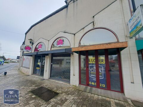A louer &agrave; l'ann&eacute;e - CENTRE VILLE La Tremblade Local c... 648 17390 La tremblade