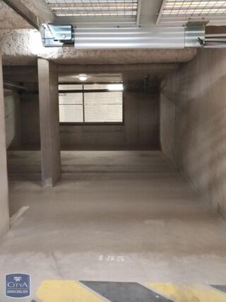  Parking / Garage à louer 