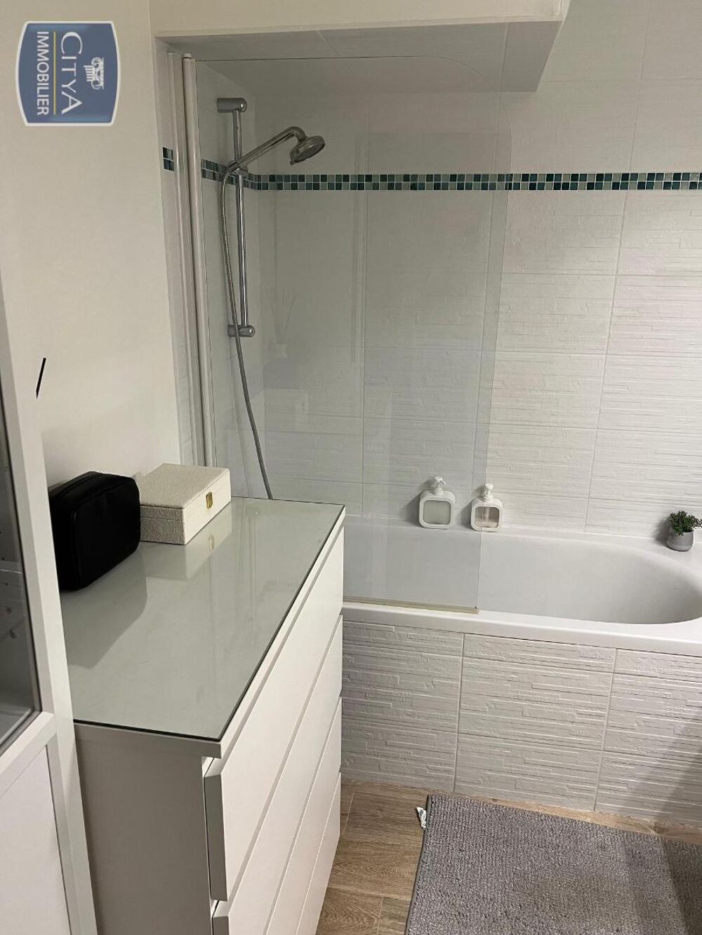 EXCLUSIVITÉ - APPARTEMENT 3 PIÈCES AVEC BALCON - En loca....