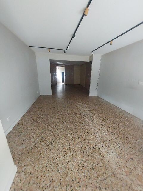&Agrave; louer, local commercial situ&eacute; dans une rue passante... 1020 71000 Macon