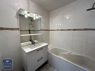  Appartement à louer 4 pièces 77 m²