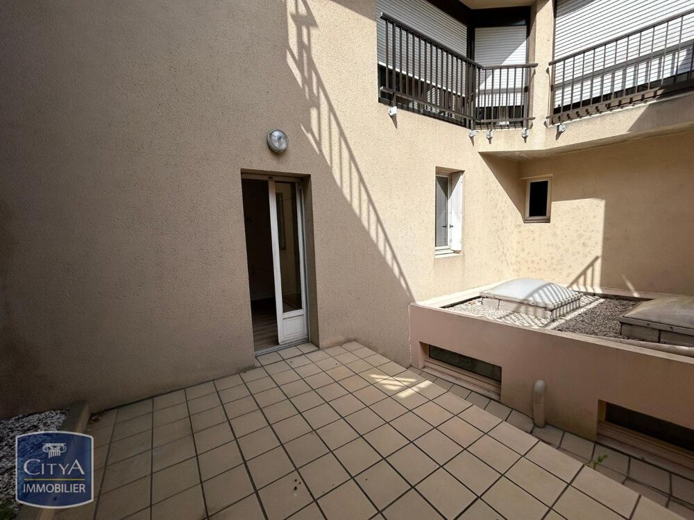 À LOUER : Appartement ancien T2 situé à Laval, dans le d....