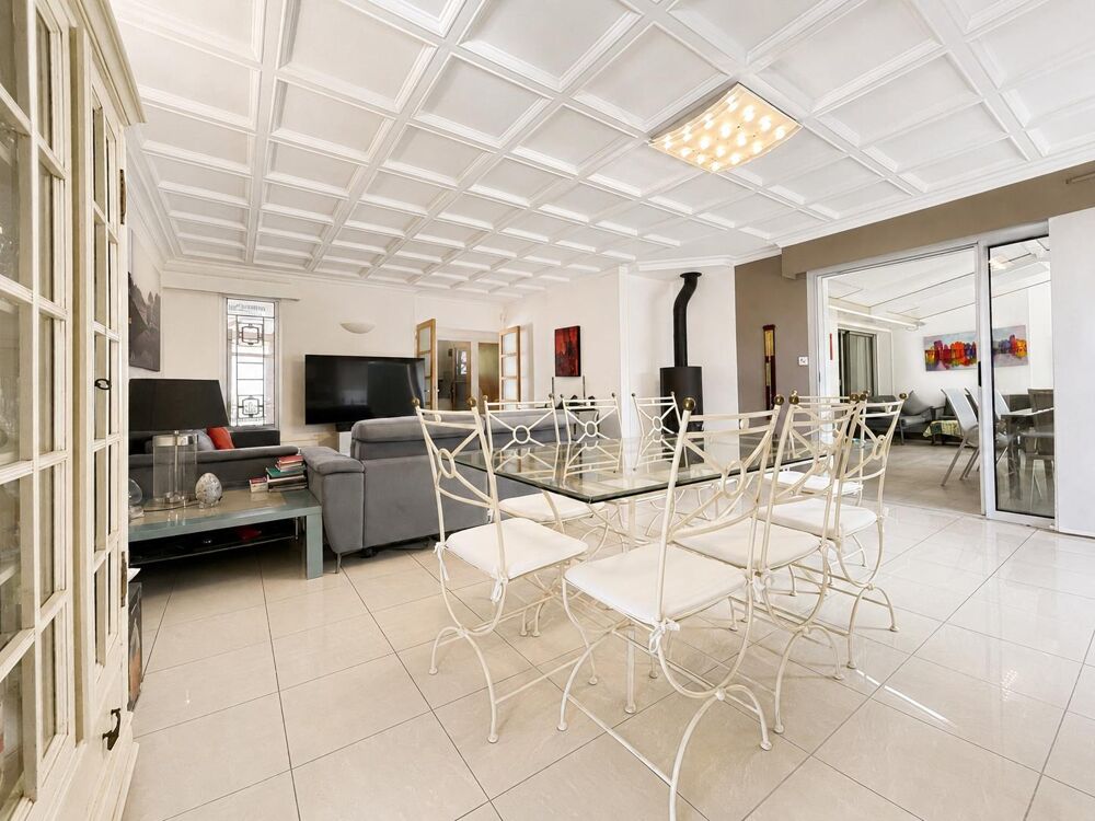 Agréable villa de plain-pied sans travaux avec piscine -....