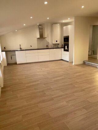  Appartement à louer 3 pièces 94 m²