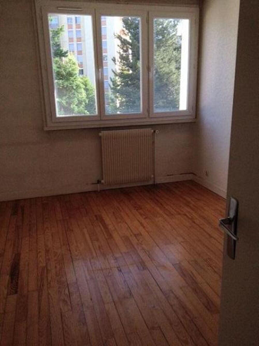 F3 avec balcon dans copropriété centre ville -quartier J....