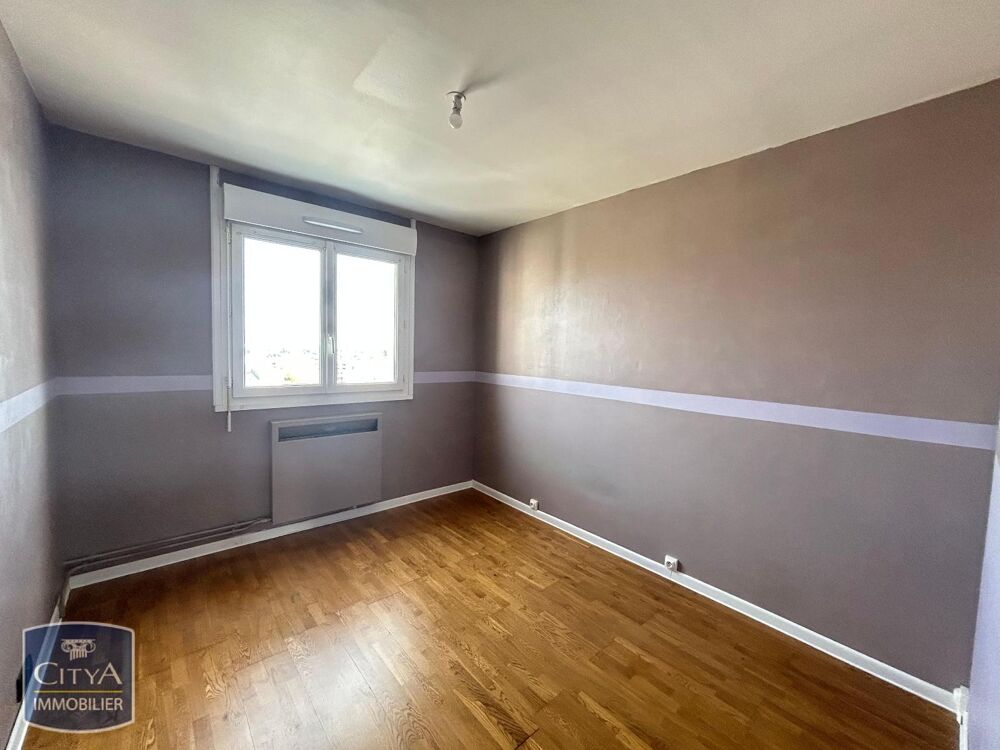 À louer, cet appartement T3 situé à Orléans, dans une ré....