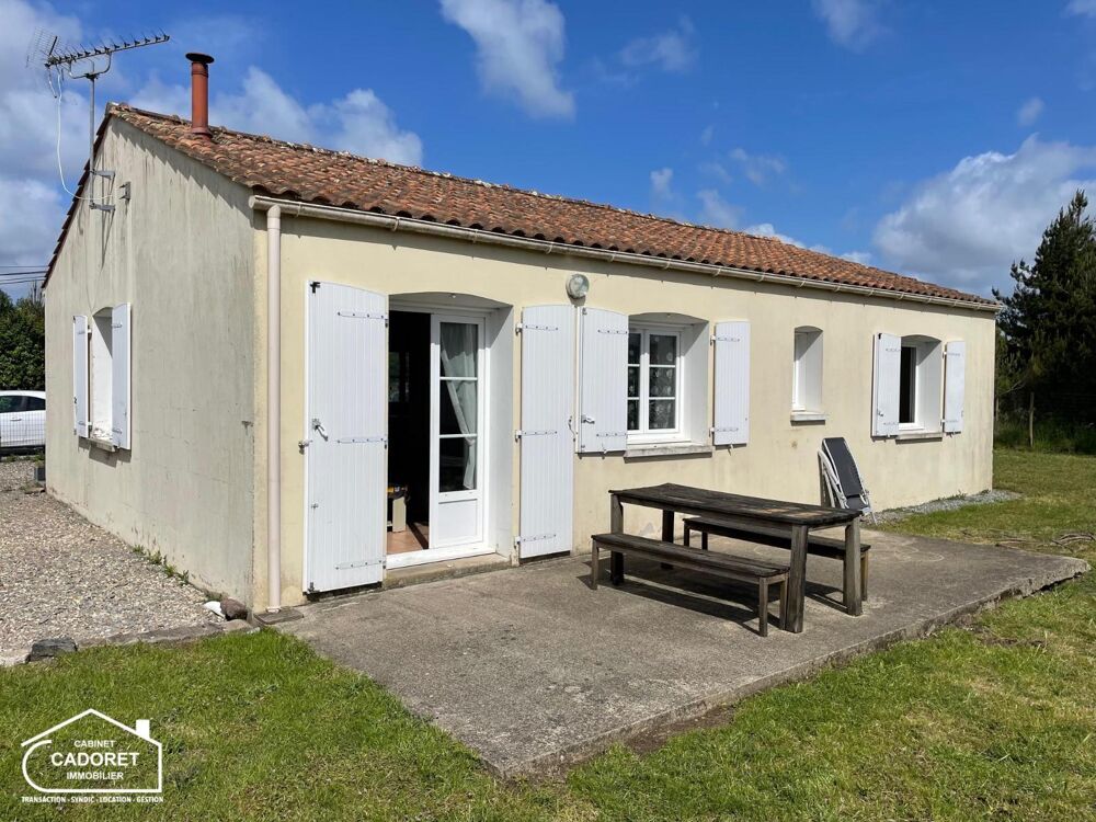 Maison de plain-pied comprenant une vaste cuisine aménag....