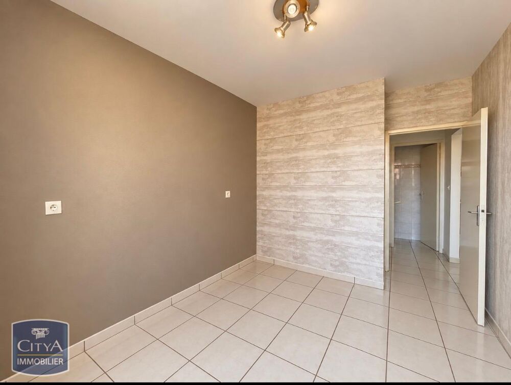 Loyer de 645,00 euros par mois charges comprises dont 15....