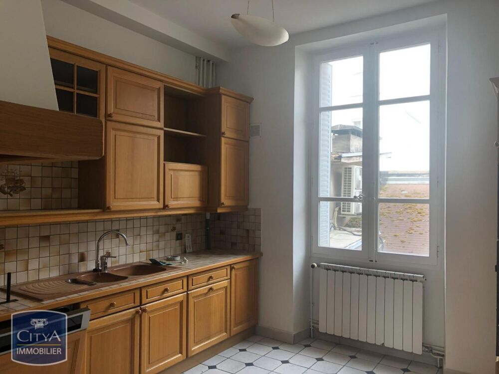 À LOUER : Appartement T5 spacieux situé 4 place Victor H....