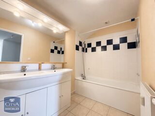  Appartement à louer 4 pièces 82 m²