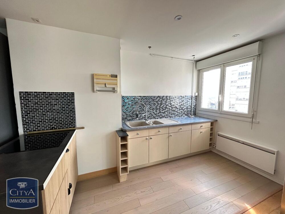 À louer, cet appartement T3 situé à Orléans, dans une ré....