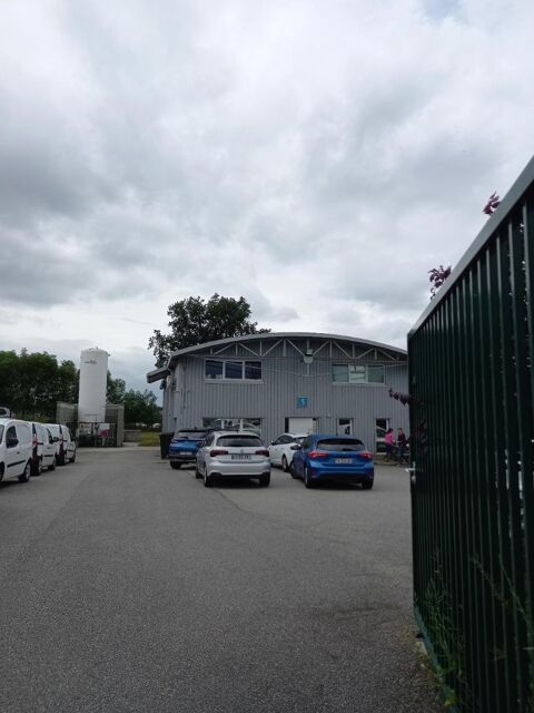 local commercial de 360 m2. - 5 Rue Forez Sud . 42170... 2826 42170 St just st rambert