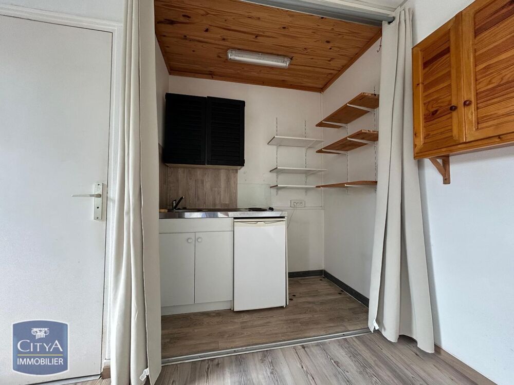 À LOUER : Studio à Pougues-les-Eaux. Situé au premier ét....