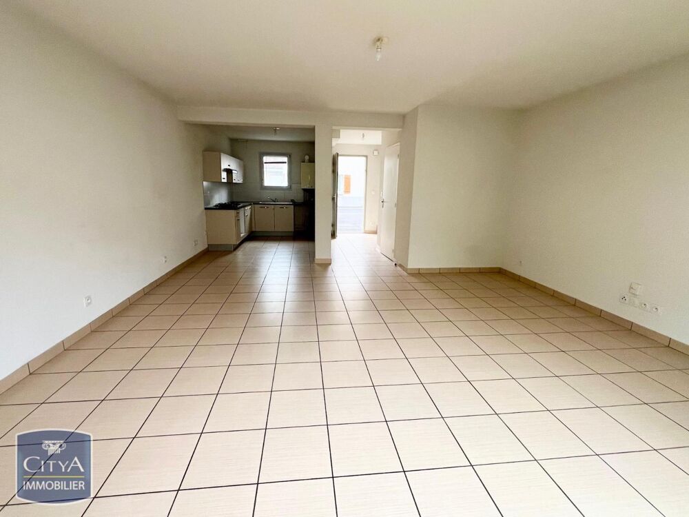 À LOUER : Maison avec terrasse et jardinet, type T4 situ....