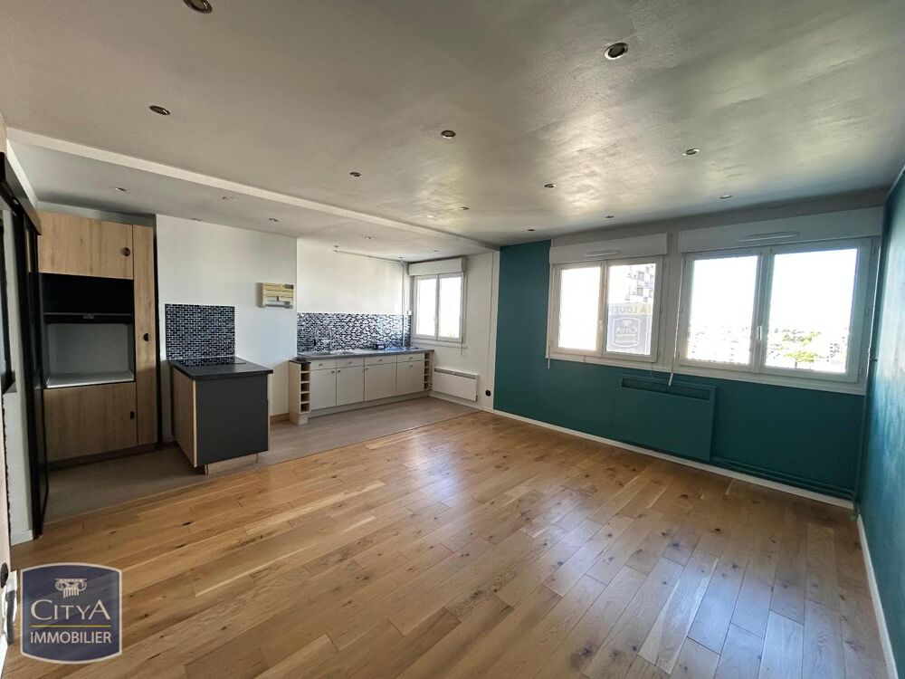 À louer, cet appartement T3 situé à Orléans, dans une ré....