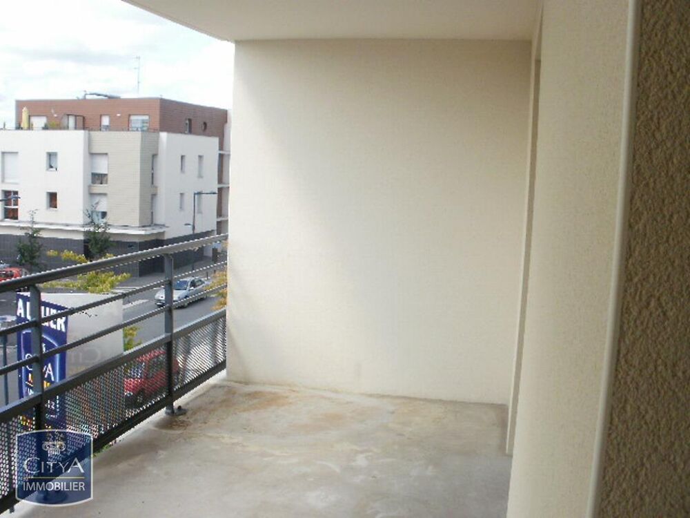 TRELAZE - APPARTEMENT 2 PIÈCES AVEC TERRASSE À louer à T....