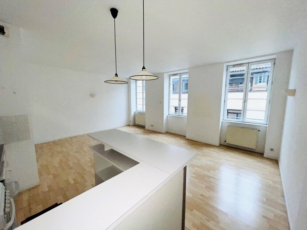 Appartement T3 situé rue Franche à MACON, comprenant ; u....