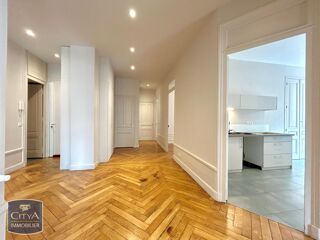 Appartement à louer 5 pièces 125 m²