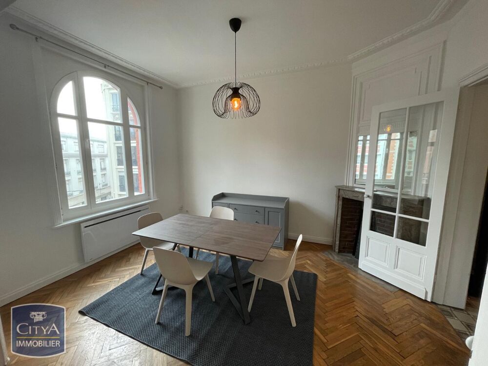 À LOUER : Appartement rénové T3 situé à Lille, offrant u....