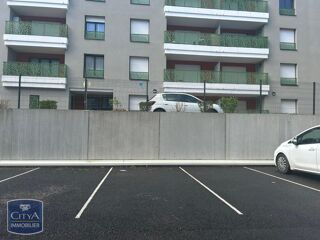  Parking / Garage à louer 