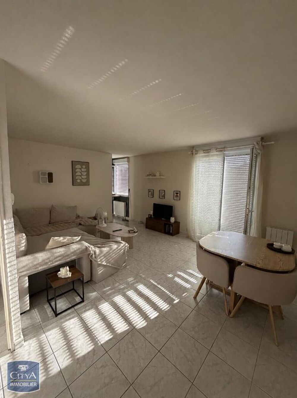 À LOUER : - Disponible début septembre - Appartement T2 ....