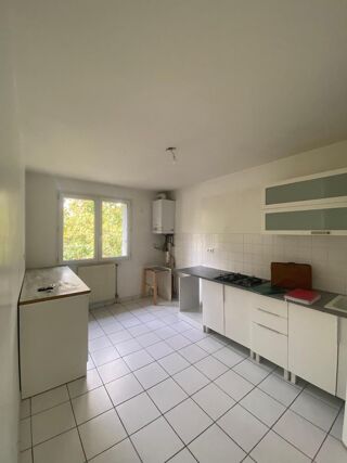  Appartement à louer 3 pièces 77 m²