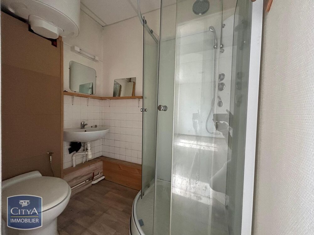 À LOUER : Studio à Pougues-les-Eaux. Situé au premier ét....