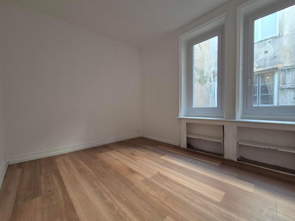Appartement T5 situé Place Saint Etienne à MACON, compre....