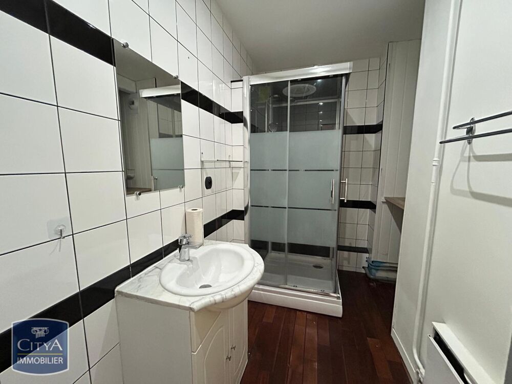 À louer, cet appartement T3 situé à Orléans, dans une ré....