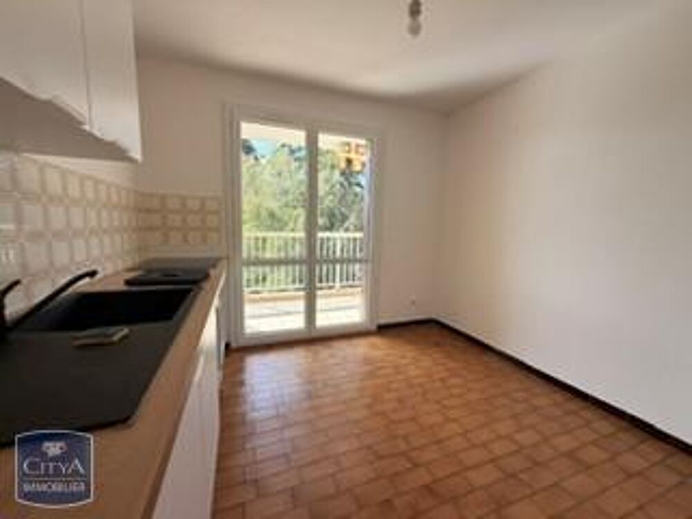 T1 BIS RENOVE SITUE AU 2ème ETAGE COMPRENANT UN HALL, UN....