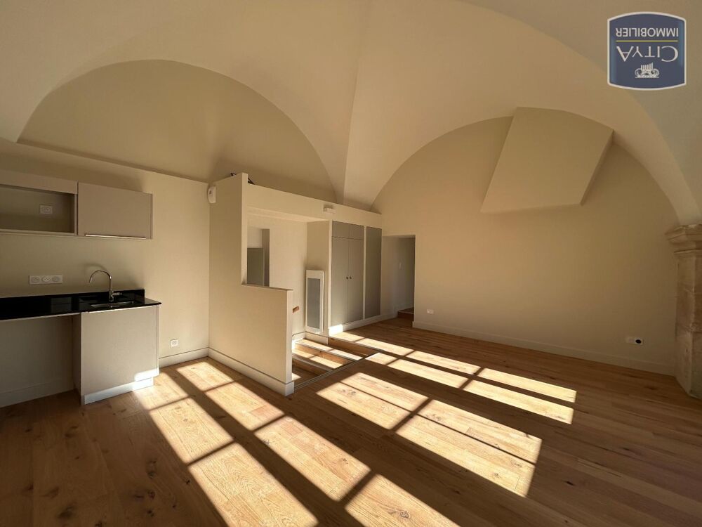 "Rénovation Monument Historique" À LOUER : Appartement T....