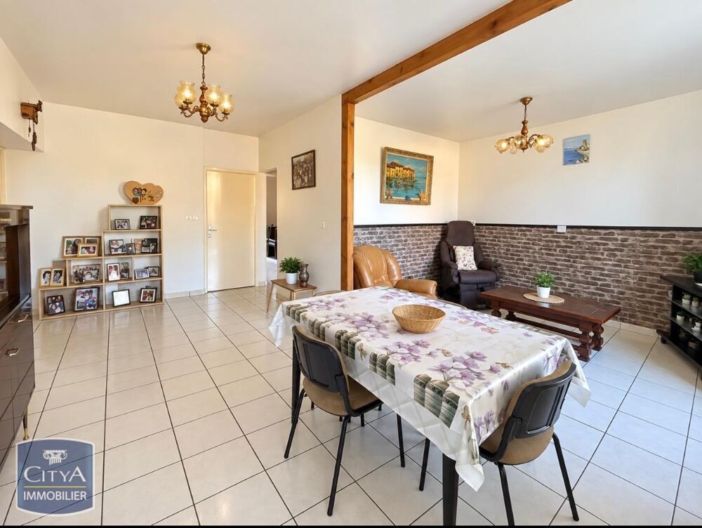 Loyer de 645,00 euros par mois charges comprises dont 15....
