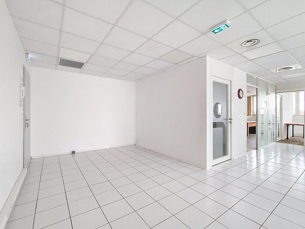   Location / Local Commercial 