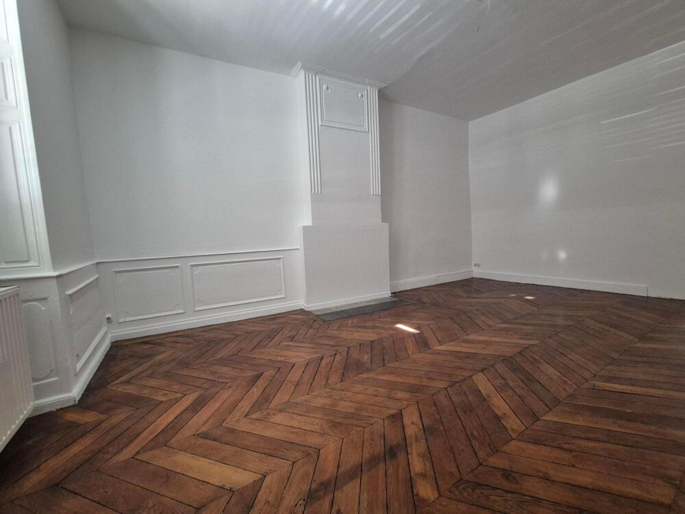 Appartement T5 situé Place Saint Etienne à MACON, compre....