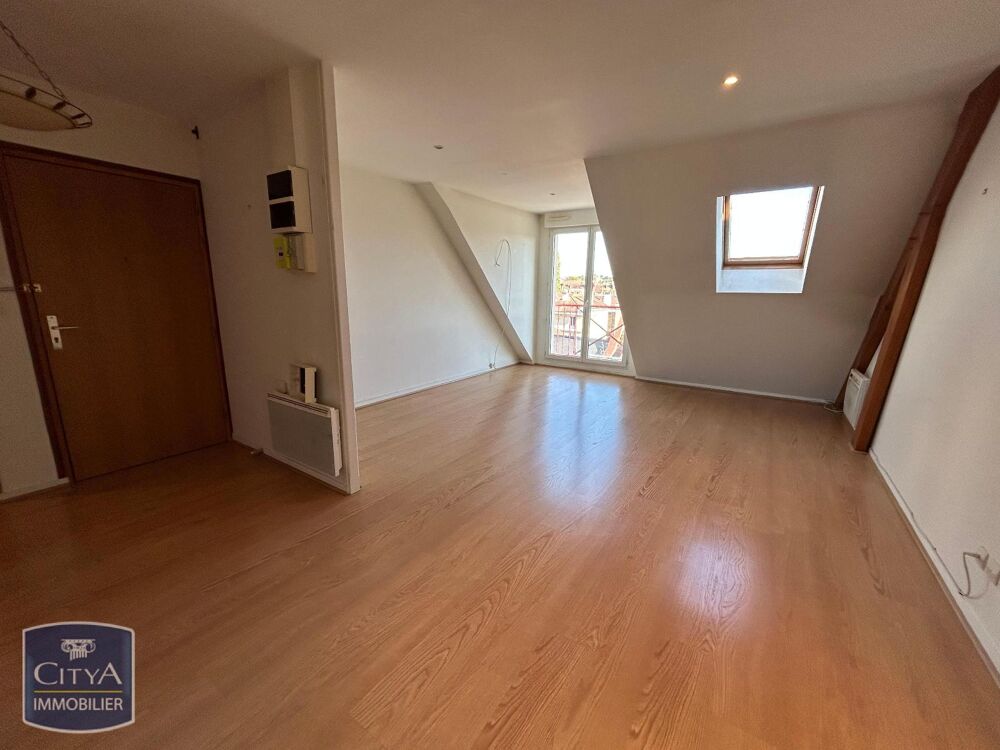 Découvrez cet appartement T5 d'une superficie généreuse ....