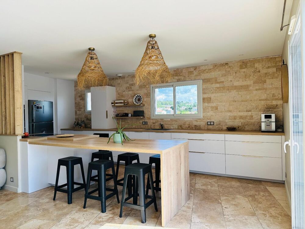 Cette villa de 136 m² F5, limitrophe par la rue entre Sa....