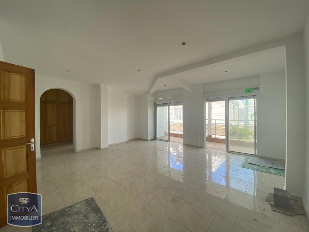 location Maison - 7 pièce(s) - 171 m² Saint-Denis (97400)