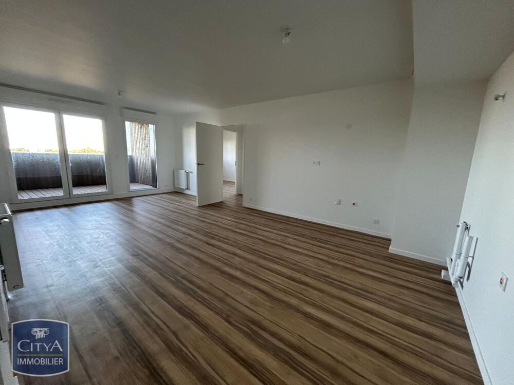 Appartement T3 au 7ème étage avec loggia : cellier, entr....