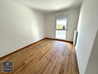  Appartement à louer 4 pièces 79 m²