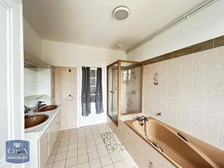  Appartement à louer 3 pièces 81 m²