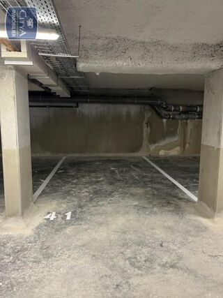  Parking / Garage à louer 