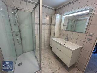  Appartement à louer 3 pièces 77 m²